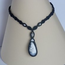 Dark blue micro-macramé necklace with a dendritic agate pendant